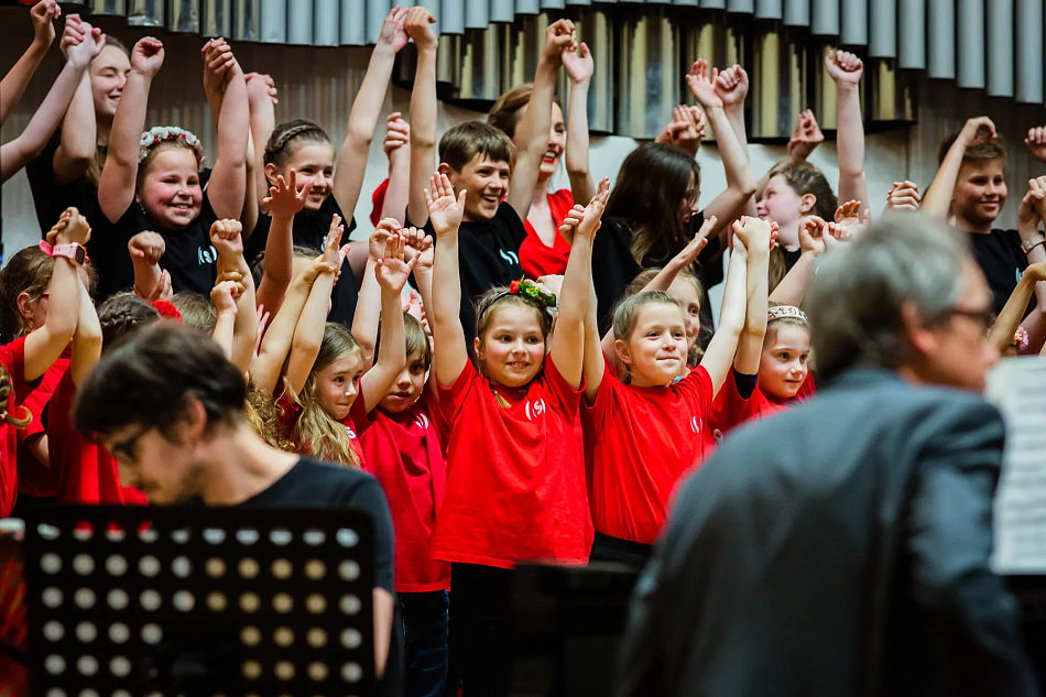 HostCreators podporuje hudbu a vzdelávanie: spolupráca so SUPERAR.sk